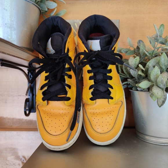 Nike πAir Jordan 1 Mid Sneakers University Gold 554725-700 Leather Sz 4.5 Youth - Picture 9 of 13